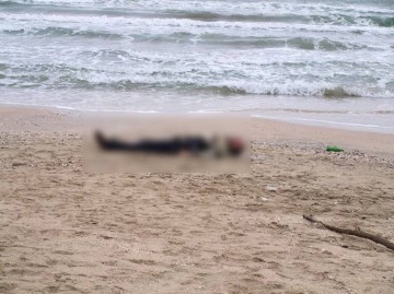 O persoană a fost găsită decedată pe plajă: era în stare avansată de putrefacţie